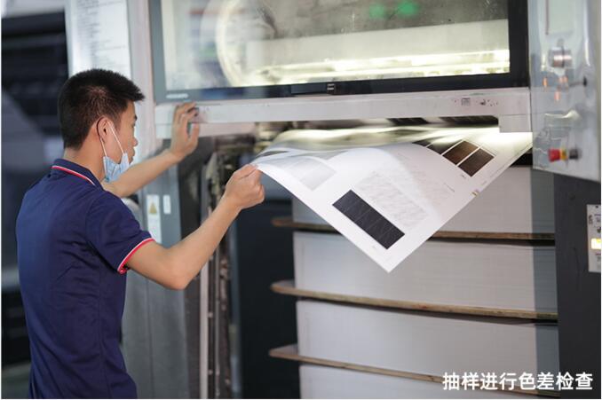 抽樣進行色差檢查